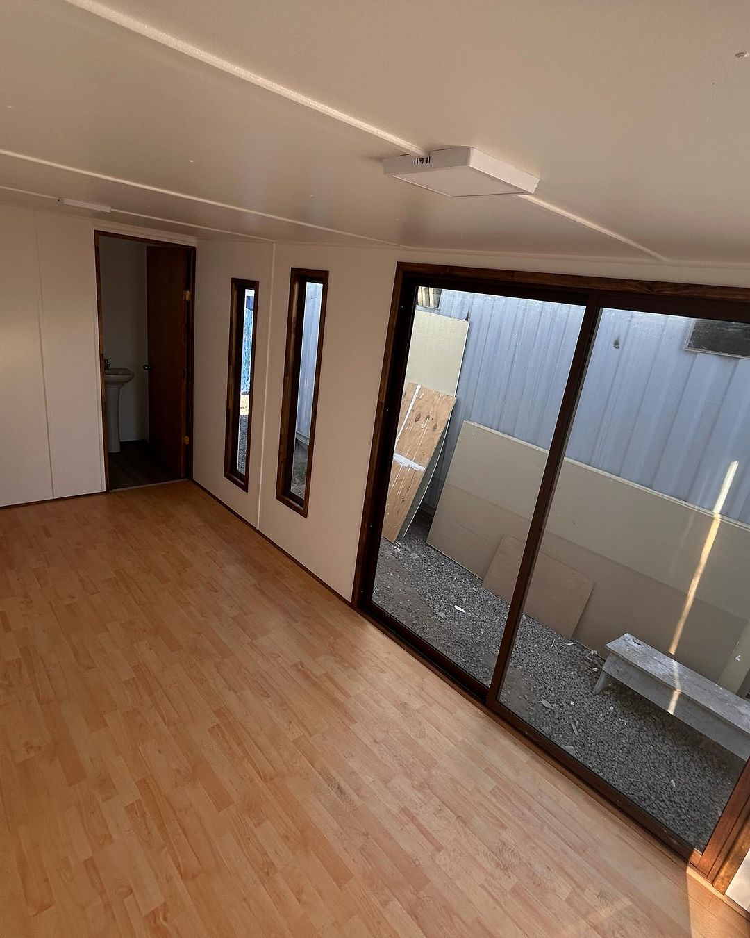 Contenedor marítimo Oficina 6×3 Mts -18M2 ( Ref: 13001 )